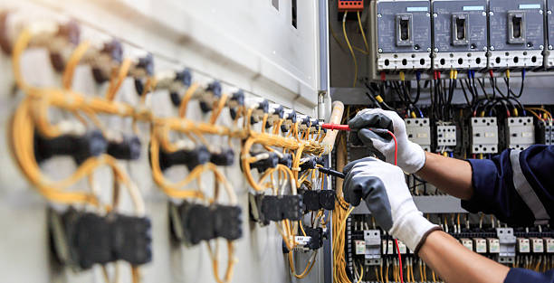 Professional Electrician technician working in Villa Ridge, MO